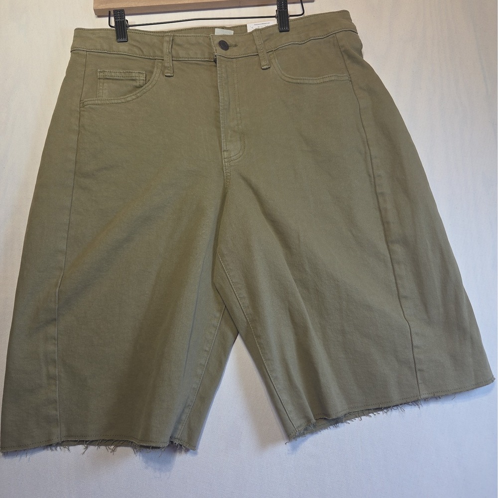 Time and Tru Womens 14 High Rise Barrel Bermuda Shorts Green Raw Hem NWT